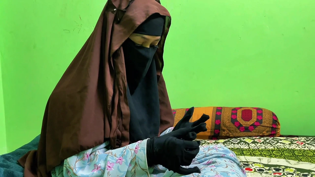 Niqab hookup – Hot asian girl shows her horny guy good hard sex