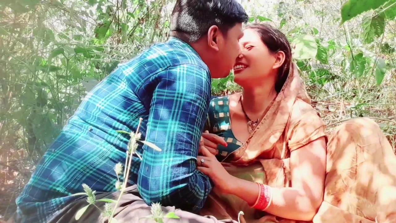 Seeing Indian Bhabhi alone in the forest, Bhabhi’s brother-in-law made sex with her
