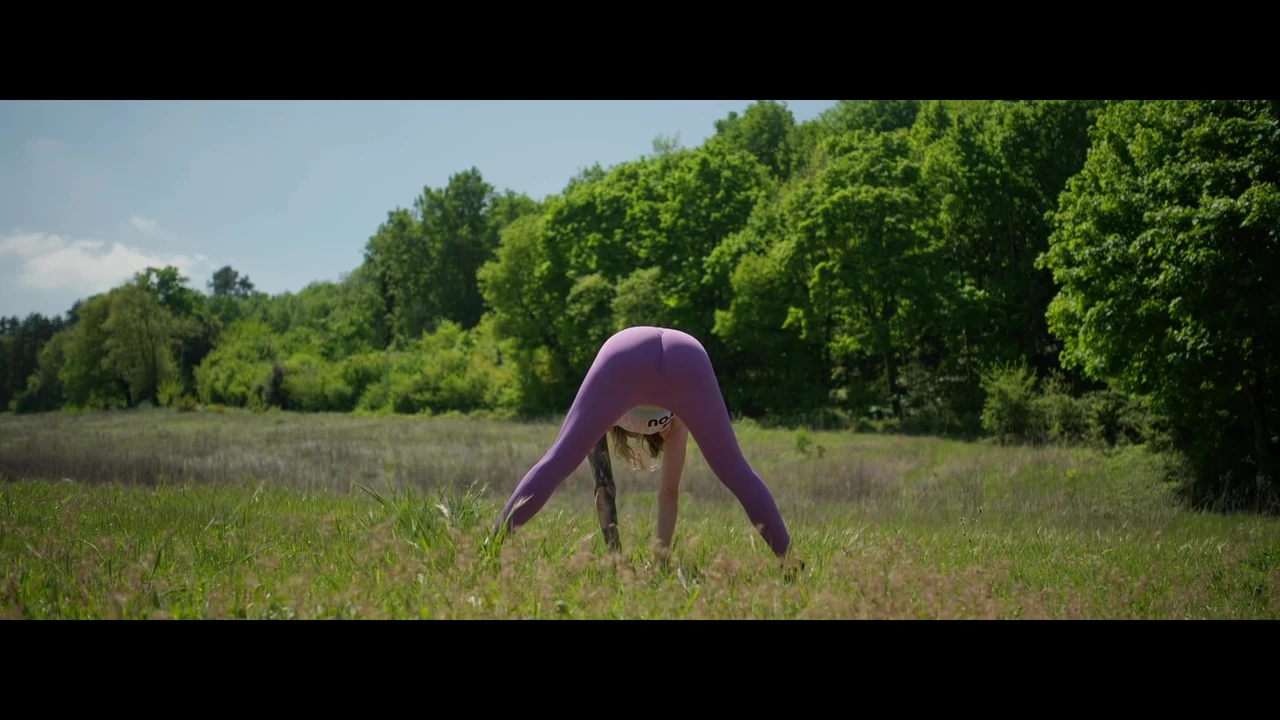 I finger myself in front of passers-by and a jogger fucks me and gives me a big facial