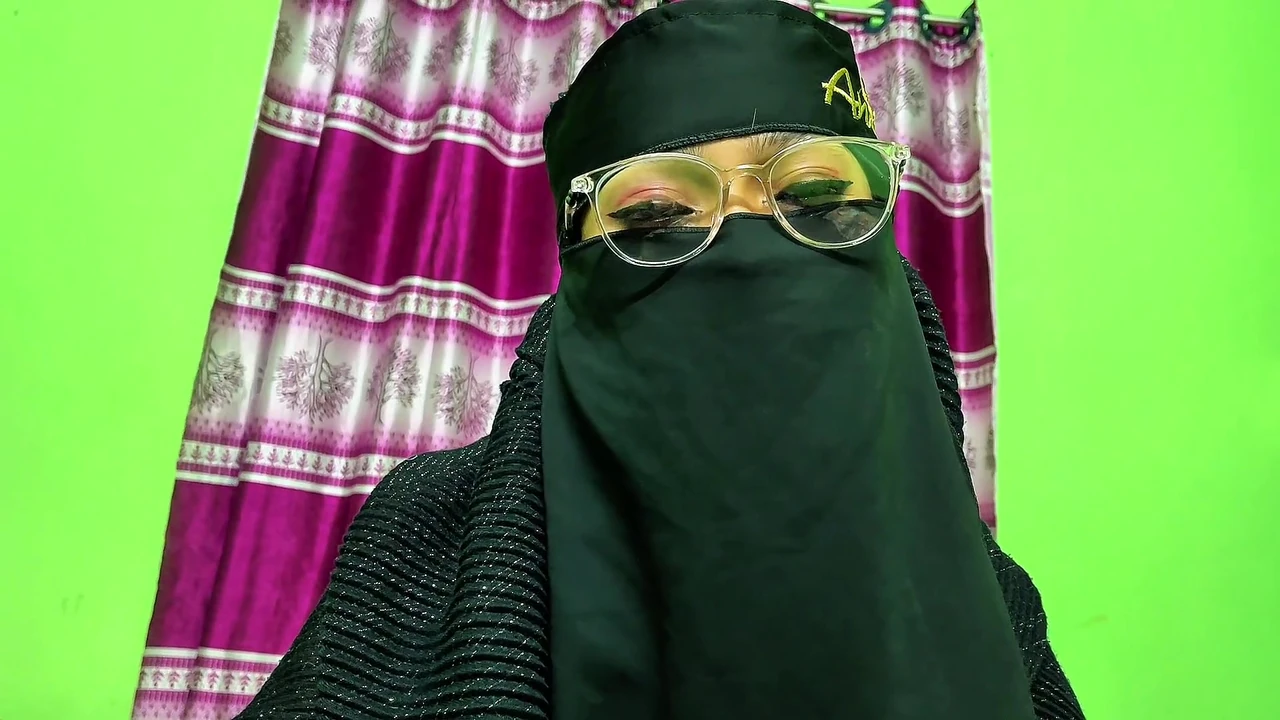 Aunty You’re so sexy and your figure is look like sanny leone