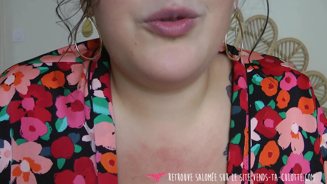 Vends-ta-culotte – Gorgeous luscious French woman guides you in your masturbation by turning you on with her hair